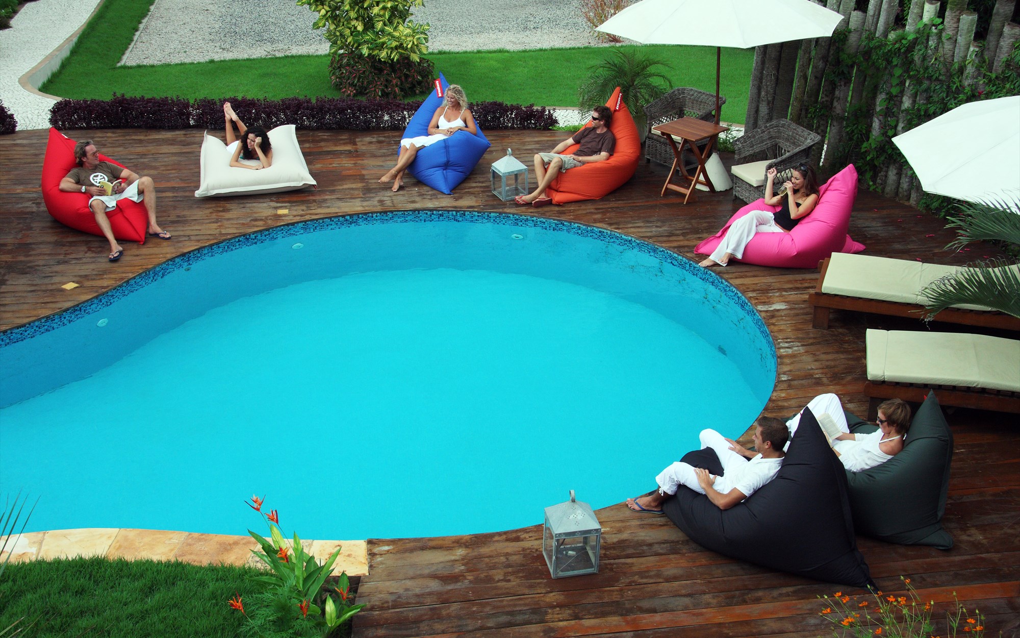 Puffs Brasilazy ao redor da piscina